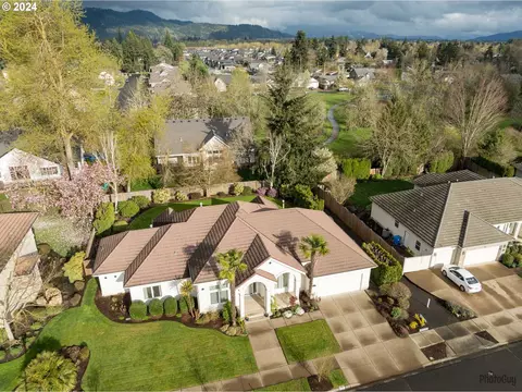 3869 Meadow View Dr, Eugene, OR 97408