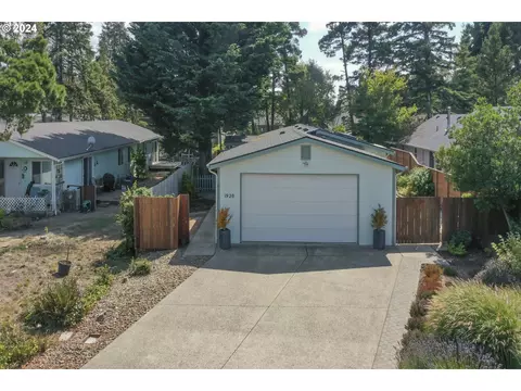 1920 37th St, Florence, OR 97439