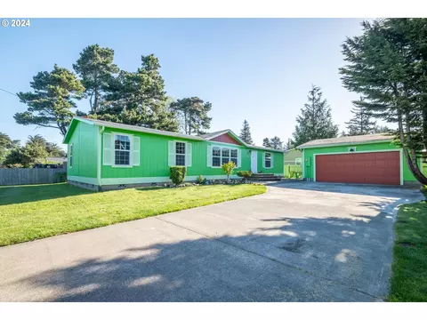 1079 Harlem St, Bandon, OR 97411