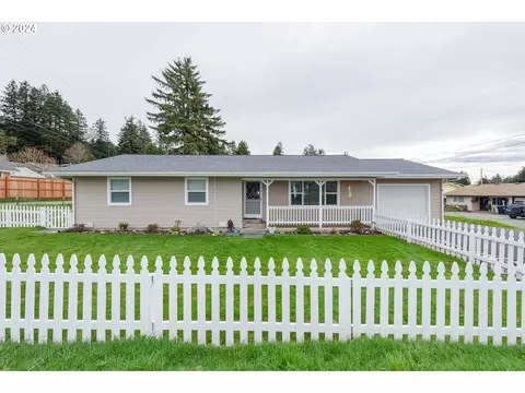 806 Pioneer Rd, Brookings, OR 97415