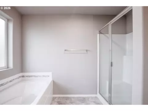 Bath - 2952 Shelby Way, Eugene, OR 97404 photo 3 of 5