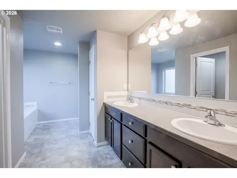 Bath - 2952 Shelby Way, Eugene, OR 97404 photo 2 of 5