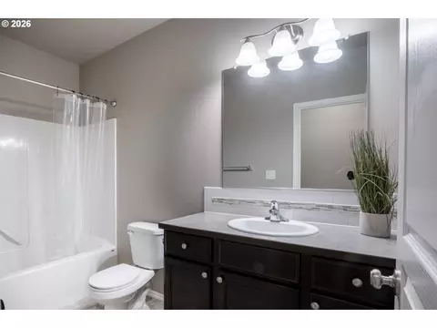 Bath - 2952 Shelby Way, Eugene, OR 97404 photo 1 of 5