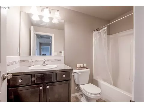 Bath - 2952 Shelby Way, Eugene, OR 97404 photo 5 of 5