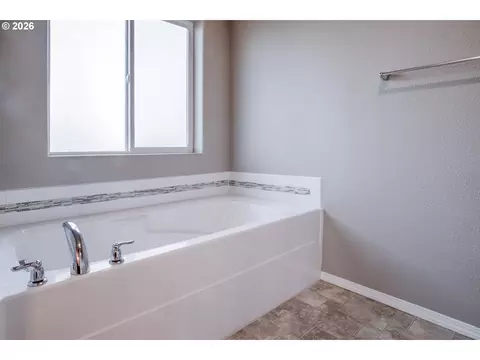 Bath - 2952 Shelby Way, Eugene, OR 97404 photo 4 of 5