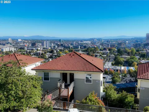 320 NW Uptown Ter #4B, Portland, OR 97210