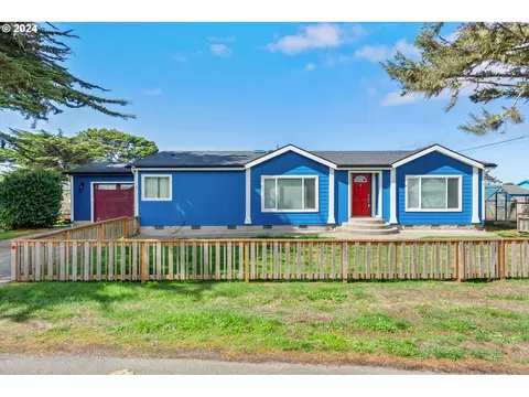 815 10th St, Bandon, OR 97411