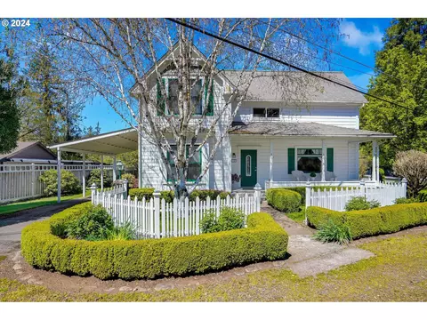 735 SW Linn Blvd, Mill City, OR 97360
