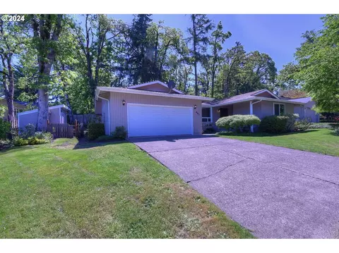 443 S 68th Pl, Springfield, OR 97478