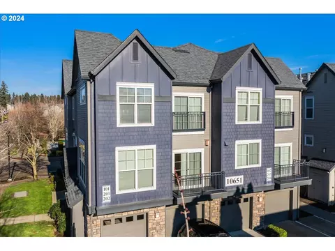 10651 NE Red Wing Way #201, Hillsboro, OR 97006