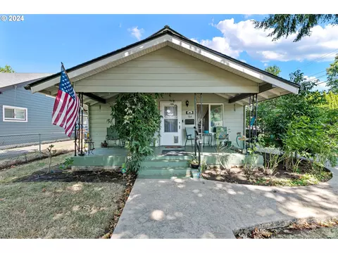 764 W 8th Ave, Junction City, OR 97448