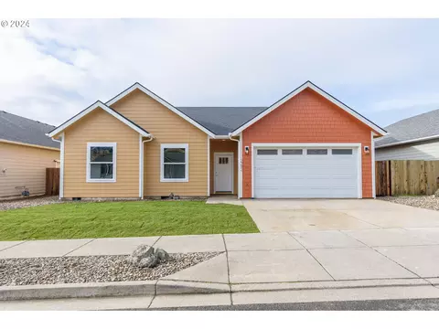 2282 Laura Ln, North Bend, OR 97459