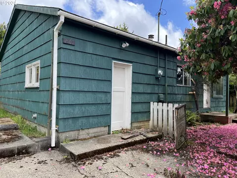 2660 35th St, Coos Bay, OR 97420