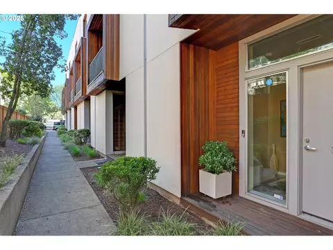 620 NE Knott St #7, Portland, OR 97212