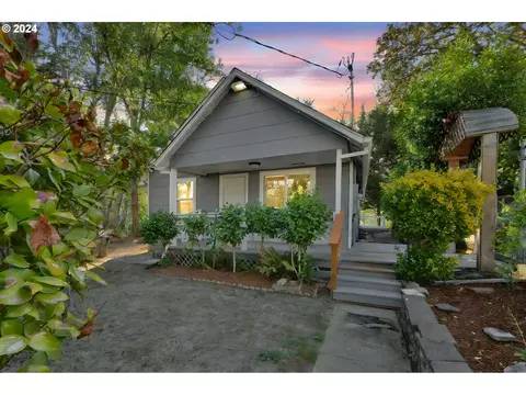 565 S Pine St, Canyonville, OR 97417