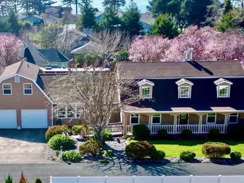 14696 Itzen Dr, Brookings, OR 97415
