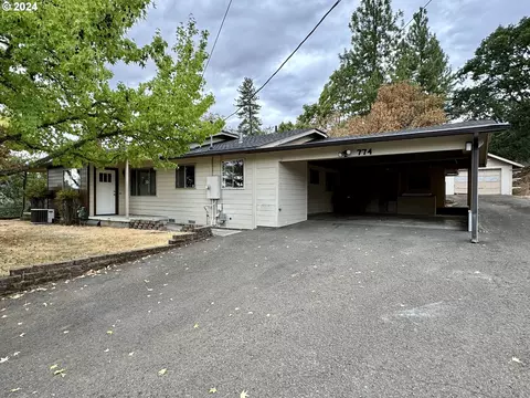 774 NE Clover Ave, Roseburg, OR 97470