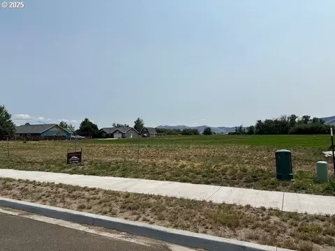10601 Jeff Ln, Island City, OR 97850