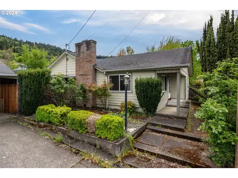 105 Barron Ct, Roseburg, OR 97471