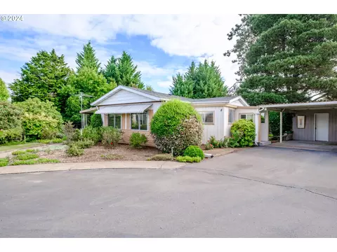1418 Pine St, Silverton, OR 97381