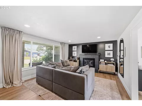 Living - 562 Warrington Ave, Eugene, OR 97404 photo 1 of 3