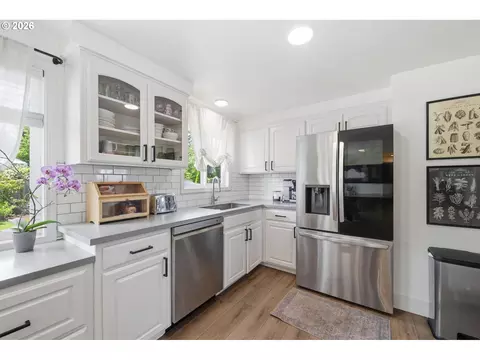 Kitchen - 562 Warrington Ave, Eugene, OR 97404 photo 4 of 7