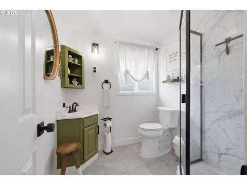 Bath - 562 Warrington Ave, Eugene, OR 97404 photo 1 of 4