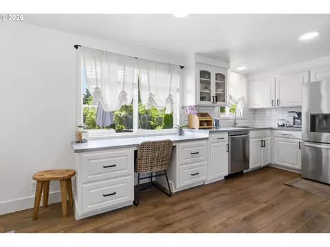 Kitchen - 562 Warrington Ave, Eugene, OR 97404 photo 3 of 7