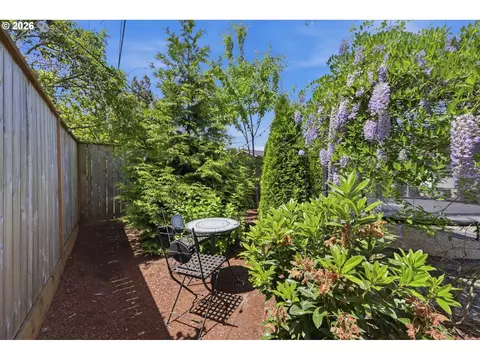 Exterior - 562 Warrington Ave, Eugene, OR 97404 photo 8 of 10
