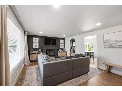 Living - 562 Warrington Ave, Eugene, OR 97404 photo 2 of 3
