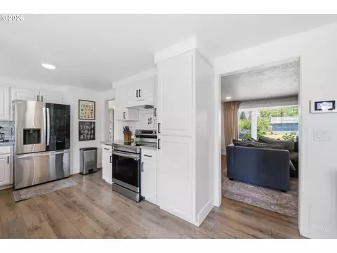 Kitchen - 562 Warrington Ave, Eugene, OR 97404 photo 2 of 7