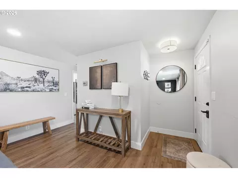 Entry Way - 562 Warrington Ave, Eugene, OR 97404 photo 2 of 2