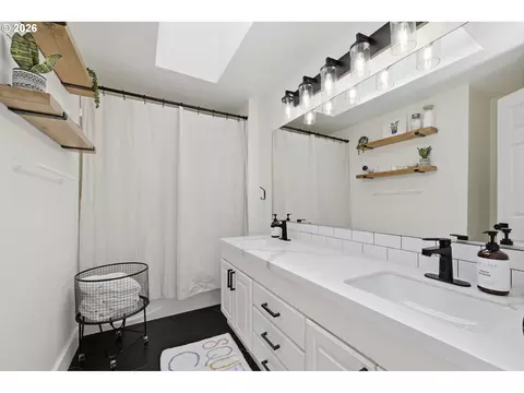 Bath - 562 Warrington Ave, Eugene, OR 97404 photo 3 of 4