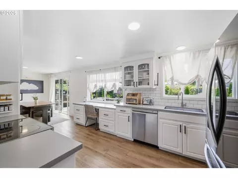 Kitchen - 562 Warrington Ave, Eugene, OR 97404 photo 5 of 7