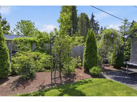 Exterior - 562 Warrington Ave, Eugene, OR 97404 photo 7 of 10