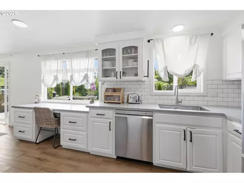 Kitchen - 562 Warrington Ave, Eugene, OR 97404 photo 6 of 7
