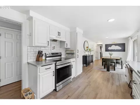 Kitchen - 562 Warrington Ave, Eugene, OR 97404 photo 7 of 7