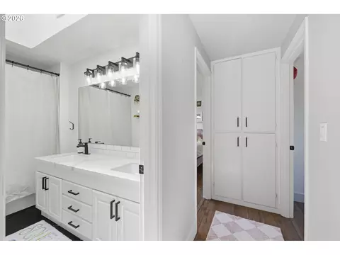Bath - 562 Warrington Ave, Eugene, OR 97404 photo 4 of 4