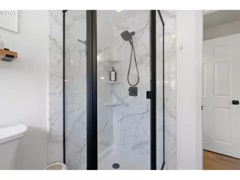 Bath - 562 Warrington Ave, Eugene, OR 97404 photo 2 of 4