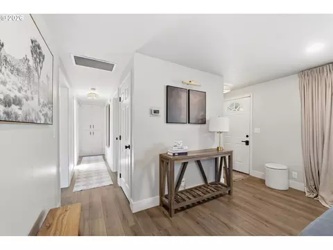 Entry Way - 562 Warrington Ave, Eugene, OR 97404 photo 1 of 2