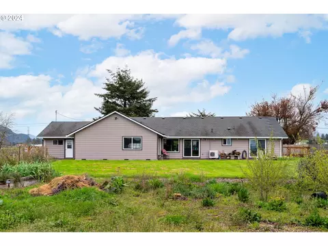 890 Mccormick Loop Rd, Tillamook, OR 97141
