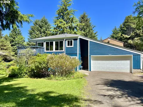 2614 NE Hemlock Dr, Yachats, OR 97498