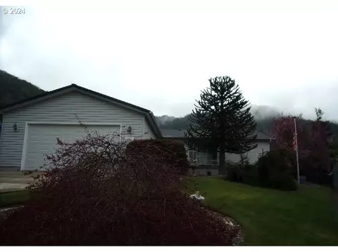 193 Sunwood Ct, Myrtle Creek, OR 97457