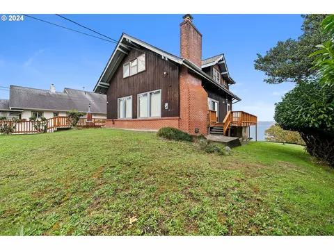 162 Commercial St, Astoria, OR 97103