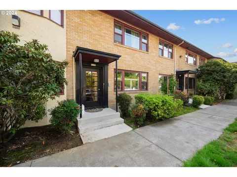 2120 NE Halsey St #29, Portland, OR 97232