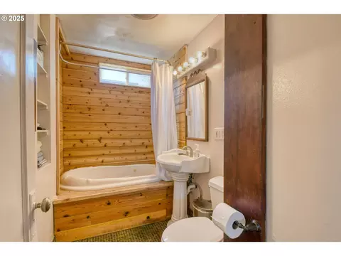 Bath - 454 E Main St, Athena, OR 97813 photo 1 of 3