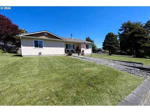 1334 Ransom Ave, Brookings, OR 97415