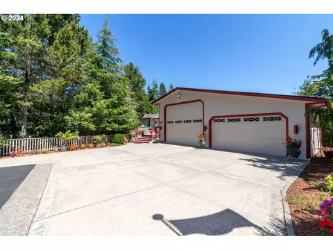 810 N Marsh Ln, Florence, OR 97439