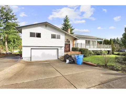 2003 NE Village Green Dr, Vancouver, WA 98684
