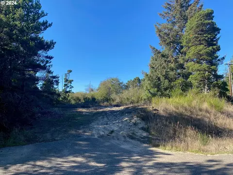 Leeward Dr, Florence, OR 97439